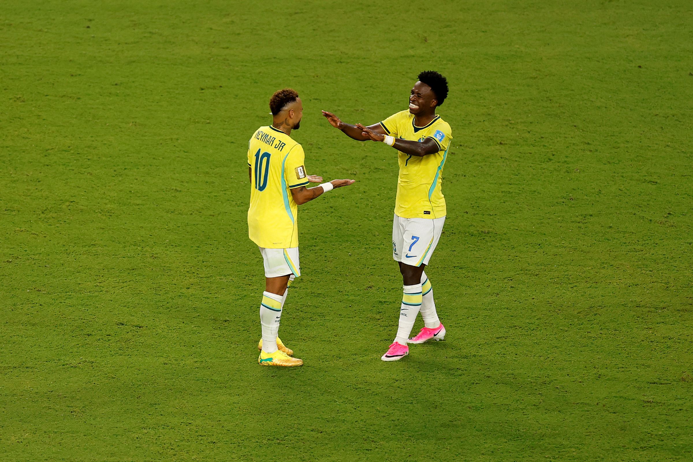 Brasil vence Escócia e lidera grupo na Copa