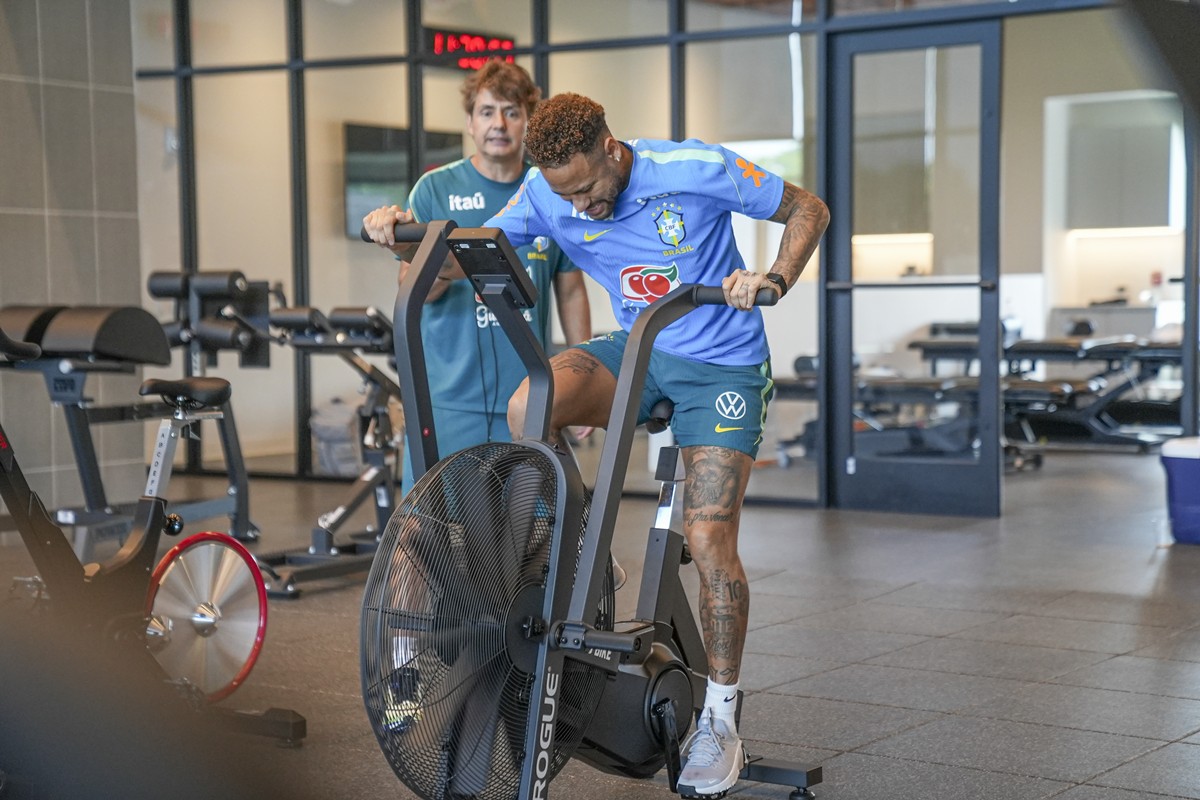 Neymar não treina e deve desfalcar a Seleção na estreia da Copa