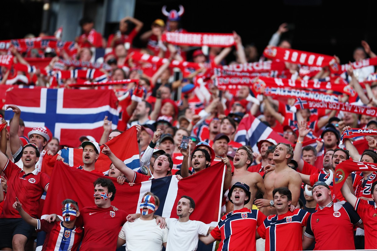 Torcedores comemoram goleada da Noruega com "remada viking"