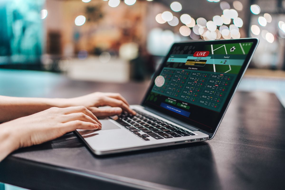 Usuário compara odds em diferentes mercados de apostas esportivas no computador