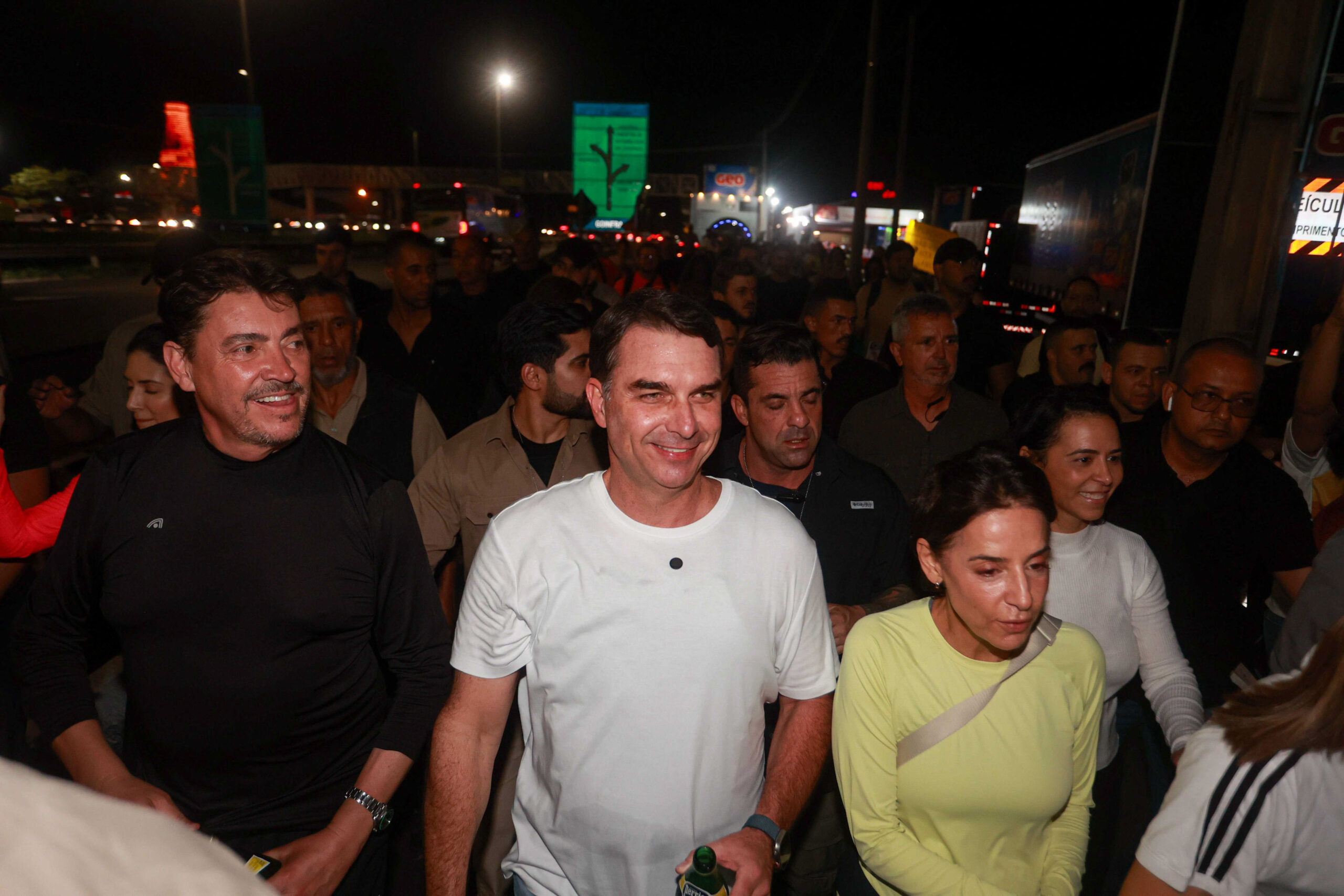 Flávio Bolsonaro durante a caminhada em Trindade