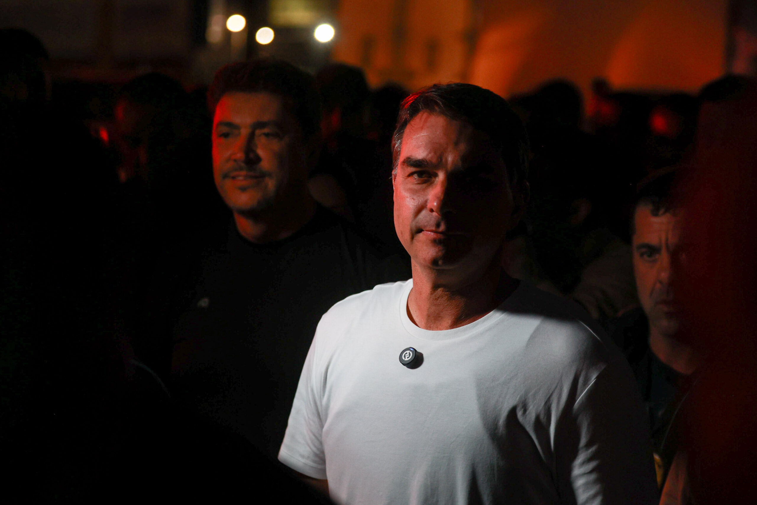 Flávio Bolsonaro faz romaria de 4h em GO e evita falar sobre crise com Michelle