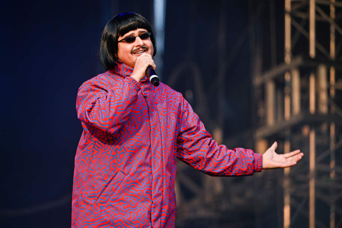 foto com cor. cantor norte-americano oliver tree - metrópoles