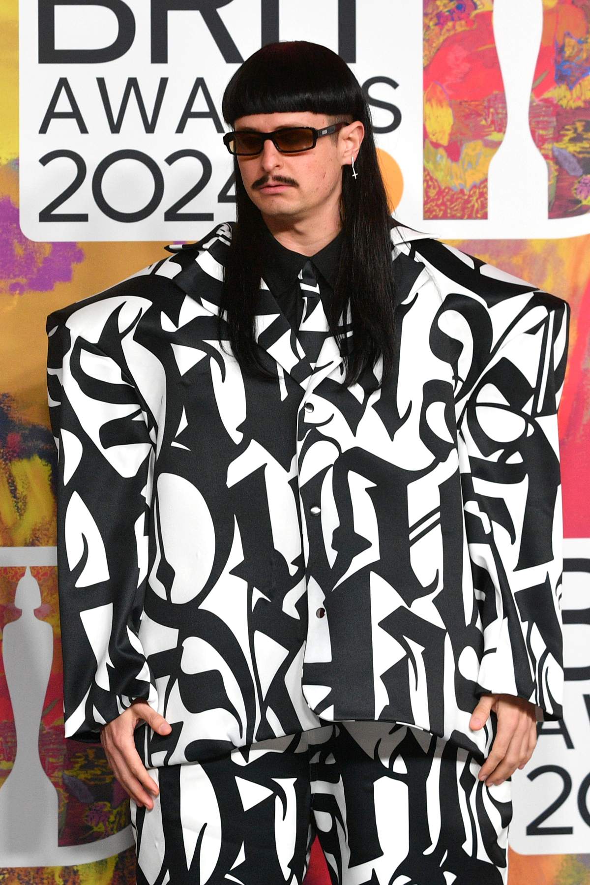 foto com cor. cantor norte-americano oliver tree - metrópoles