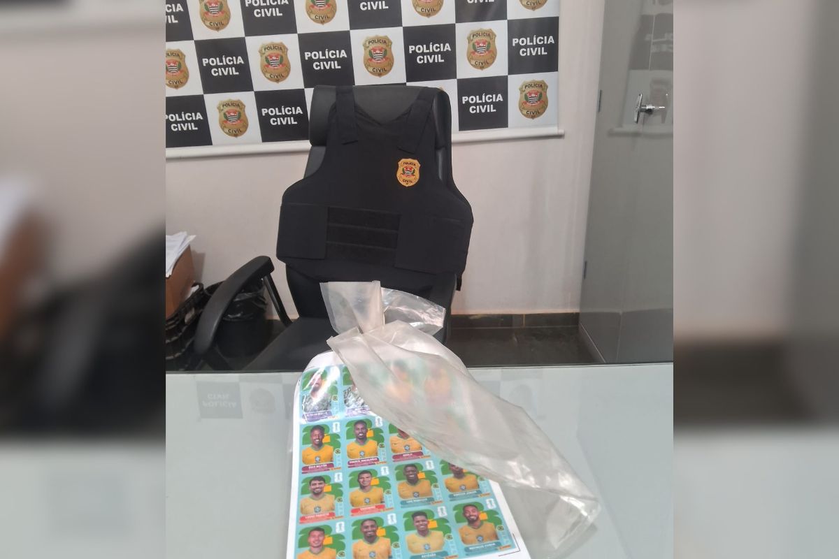 Esquema de fabricação de figurinhas falsas é alvo de operação policial 8 Operação: material apreendido na investigação