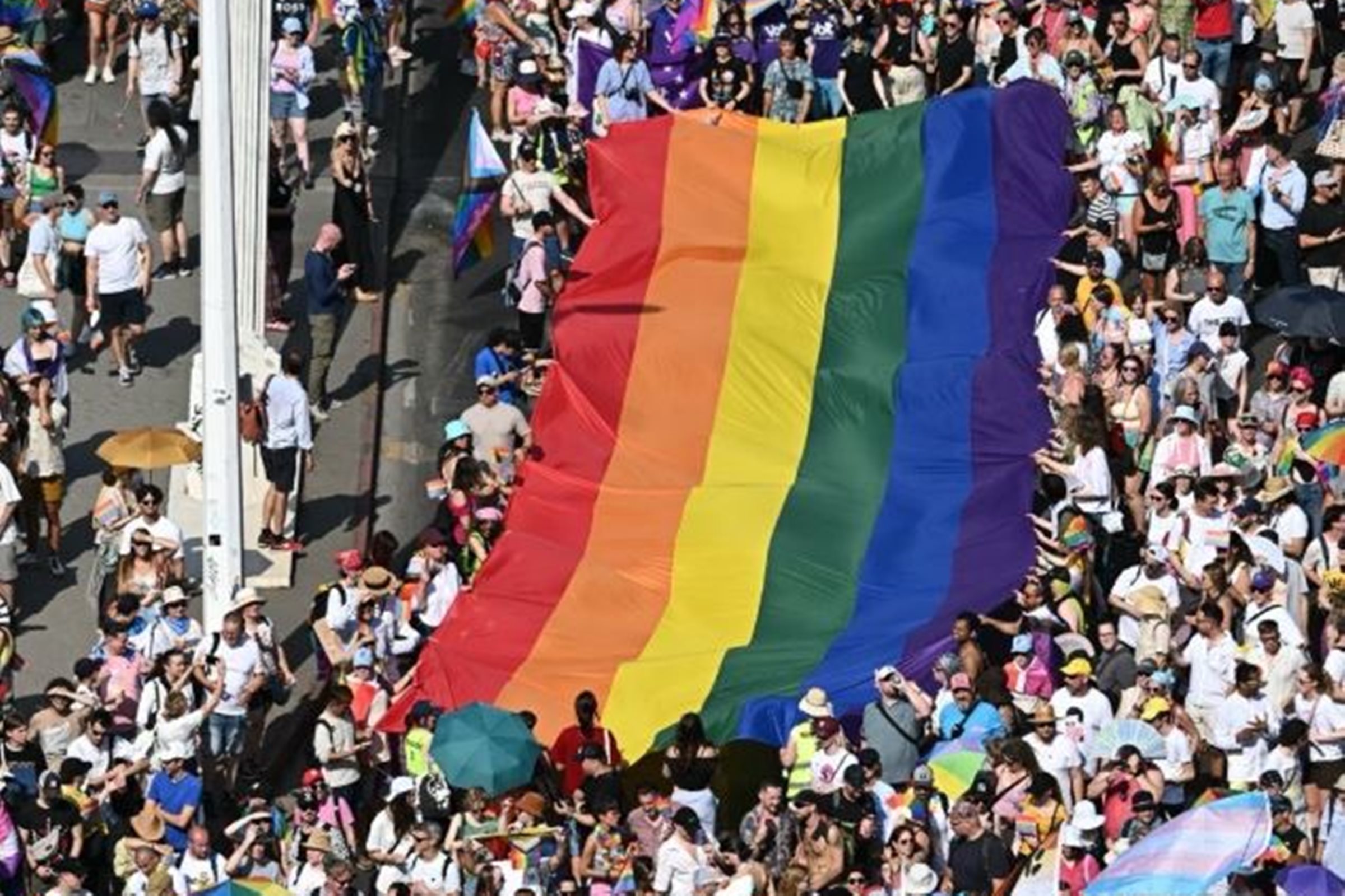 Após derrota de Orbán, Parada do Orgulho LGBT+ toma ruas da Hungria