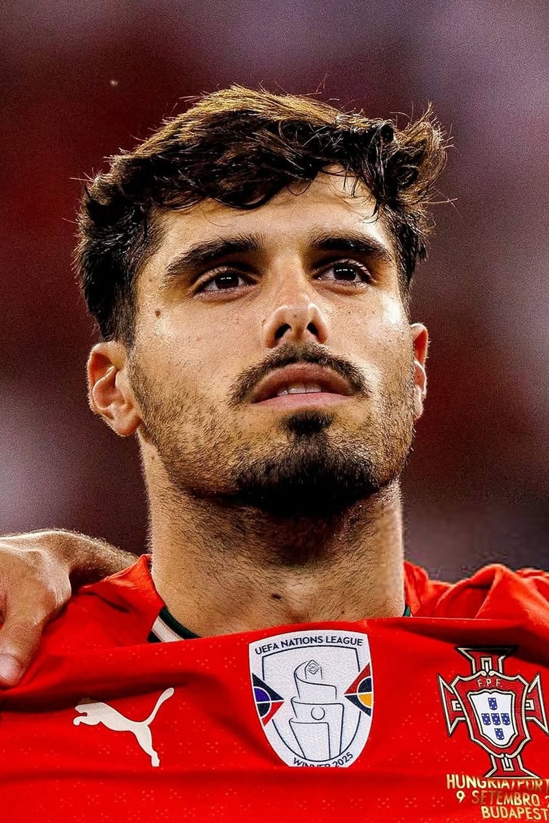 Foto colorida de rosto de homem com blusa da Seleção de Portugal - Metrópoles