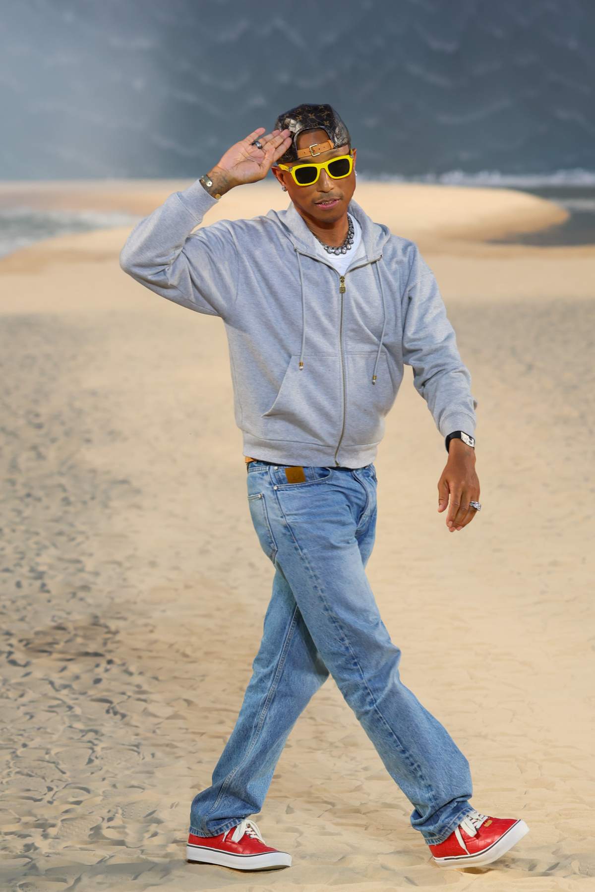 foto com cor. Pharrell no desfile da Louis Vuitton no Paris Fashion Week - metrópoles