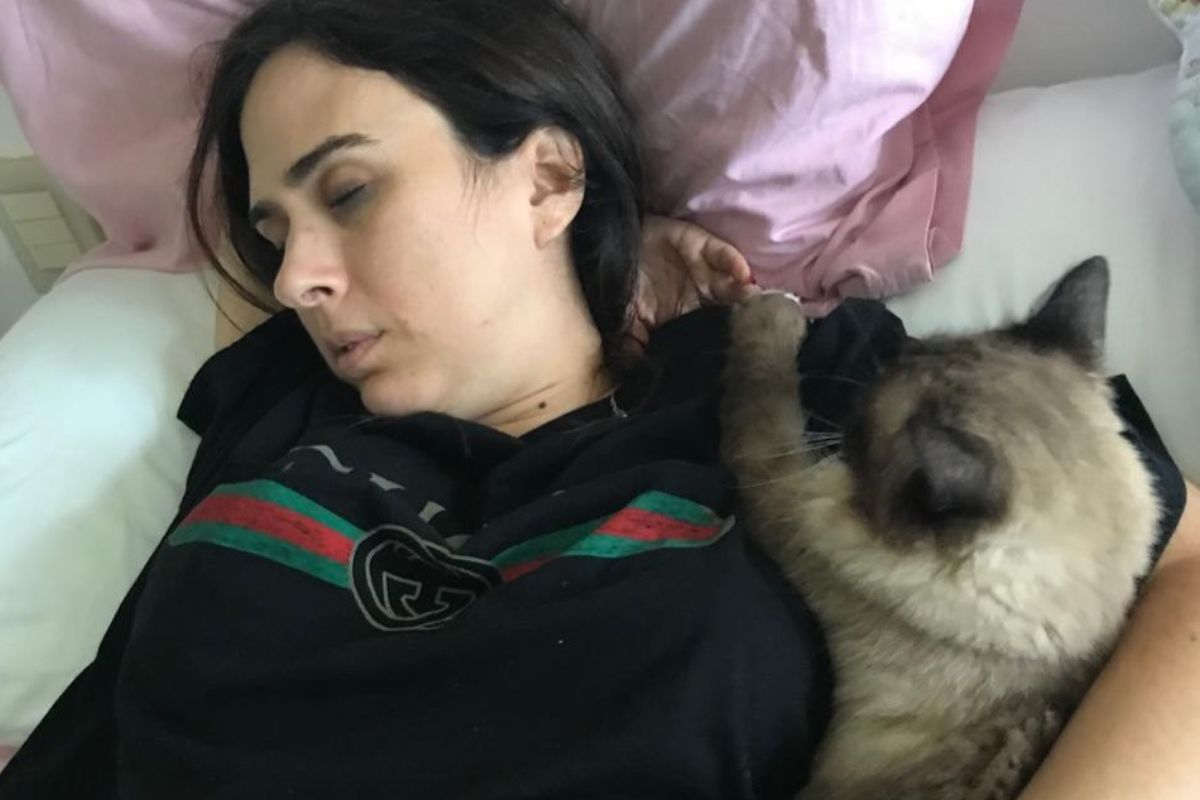 Tatá Werneck com Chico, gato resgatado