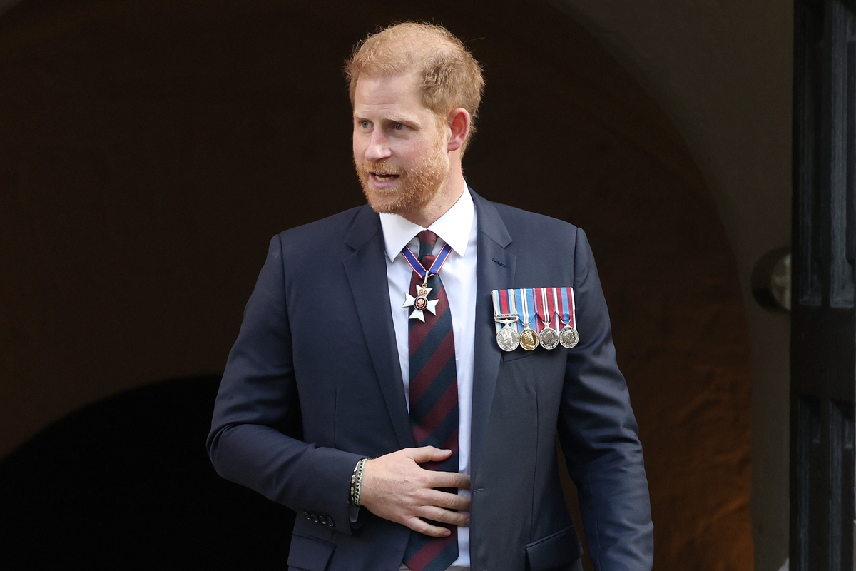 Foto colorida de homem de terno e medalhas militares. Ele está com a mão na gravata - Metrópoles