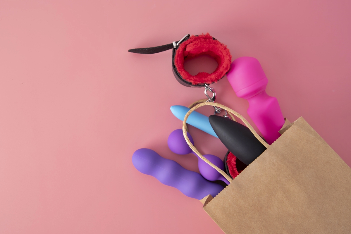 Foto colorida de sacola com produtos eróticos