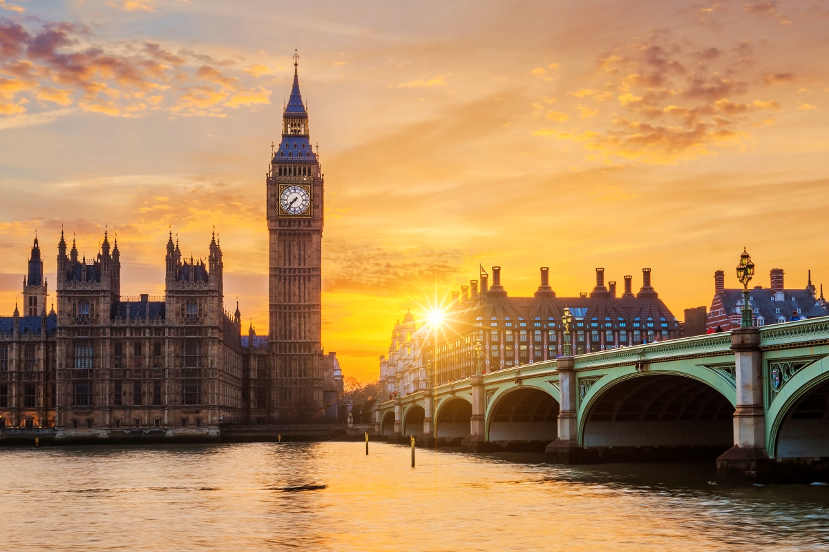 Foto colorida do Big Ben, cartão postal do Reino Unido