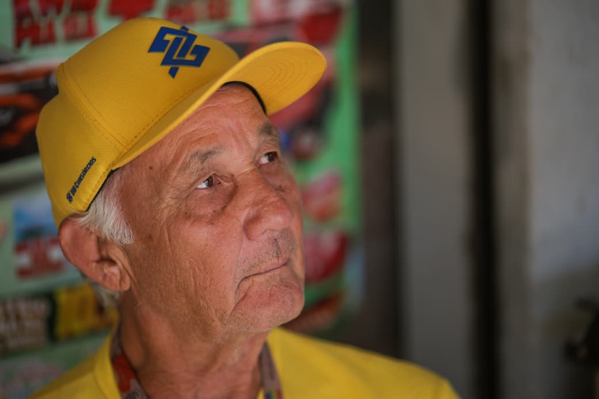 Antônio deu R$ 5 para um casal e duas crianças se alimentarem devido ao fechamento do restaurante