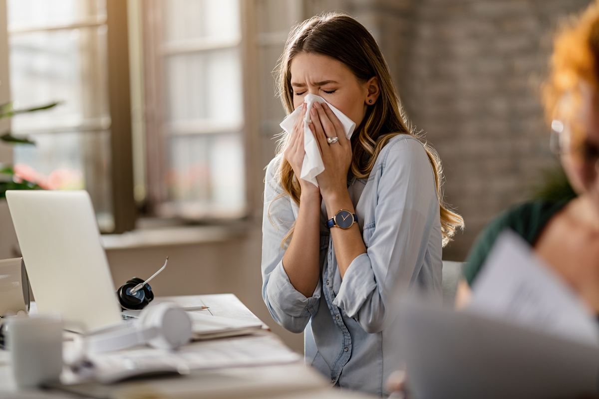 Esfriou? Cinco dicas para aliviar os sintomas da rinite no trabalho
