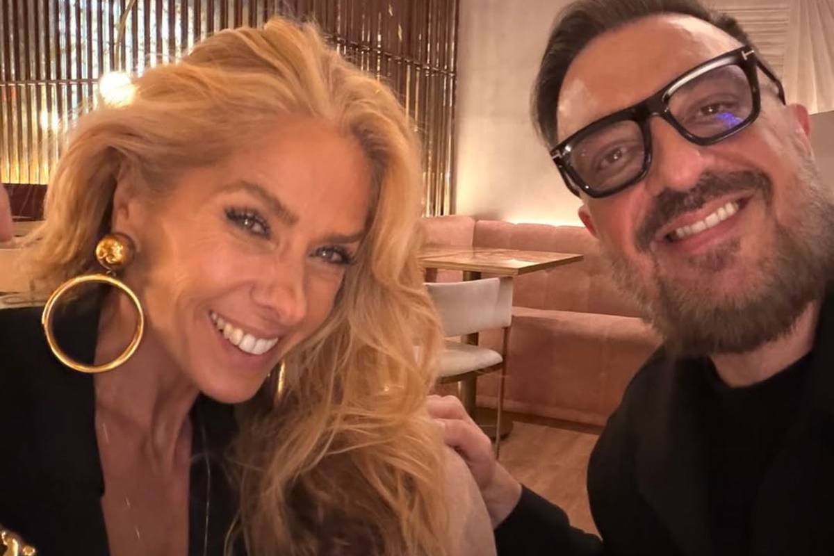Rodrigo Carelli posa para fotos