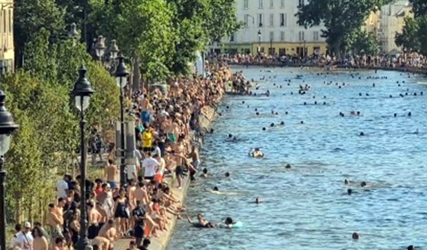 Pessoas se refrescando no Rio Sena, em Paris - Metrópoles