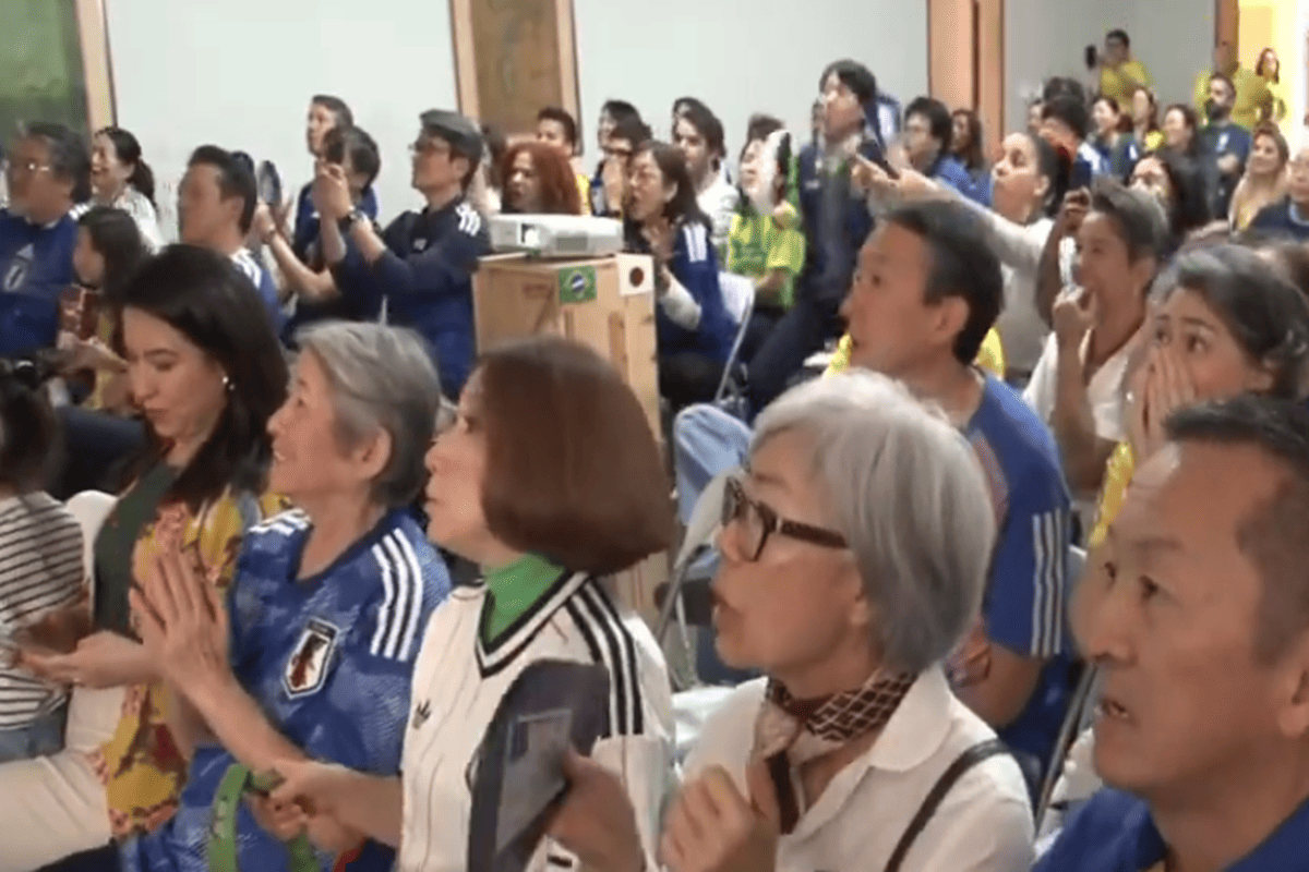 Japão Vibra na Embaixada em Brasília Após Gol Contra Brasil na Copa