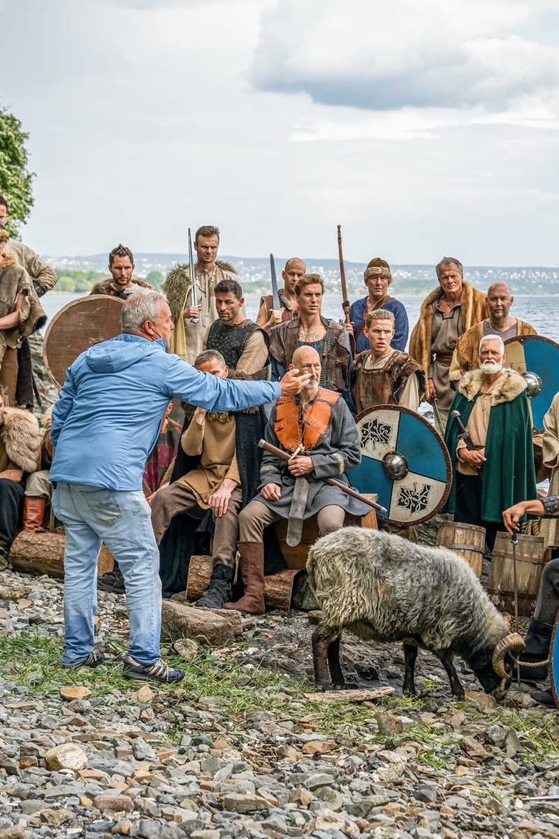 Foto colorida de homens vestidos com trajes dos povos vikings - Metrópoles