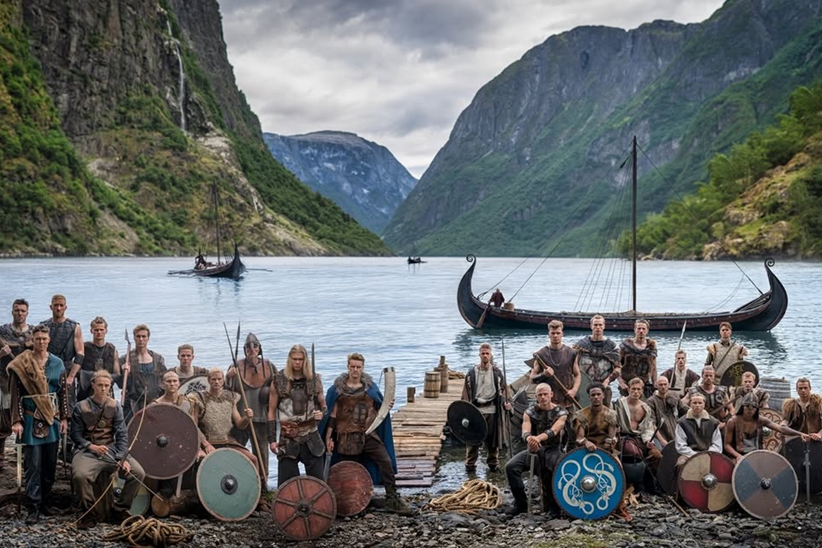 Foto colorida de homens vestidos com roupas de vikings - Metrópoles