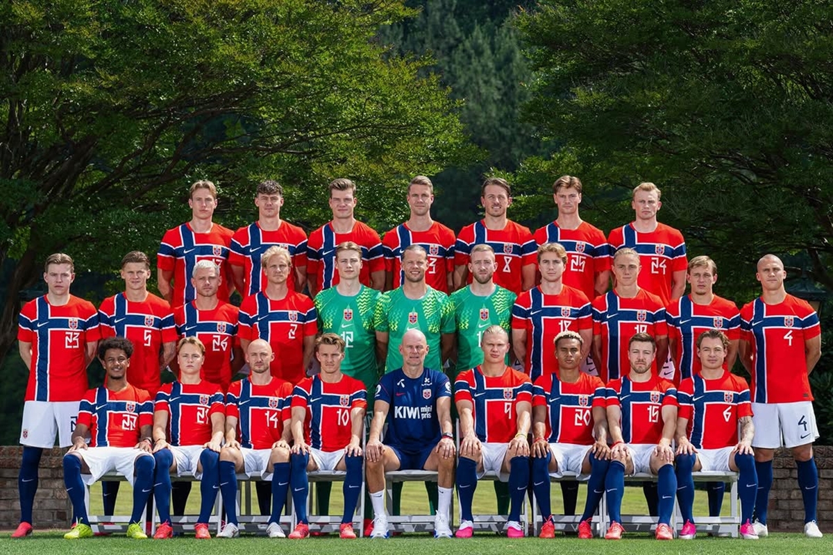 Foto colorida dos jogadores da Seleção da Noruega - Metrópoles