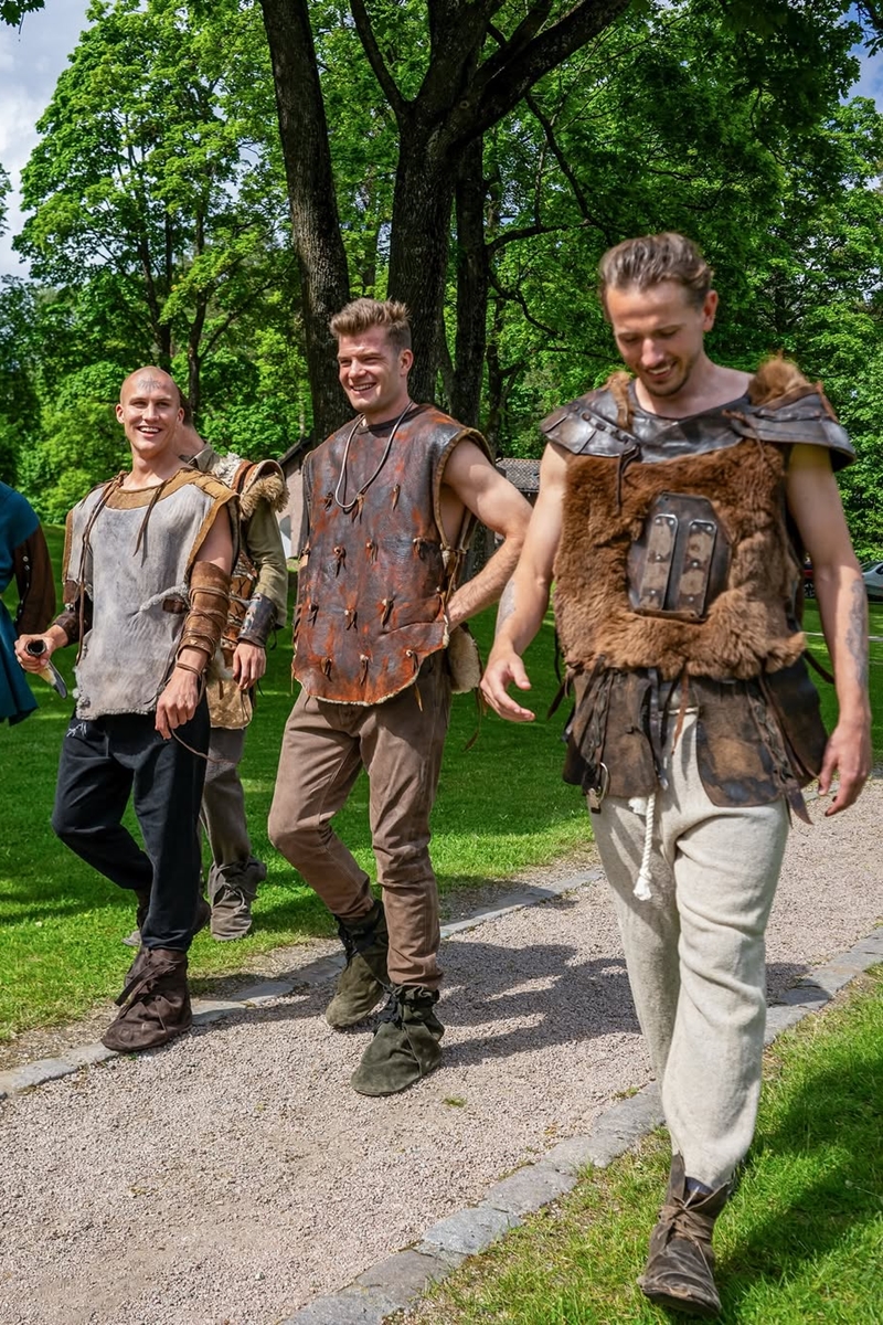 Foto colorida de homens vestidos com trajes dos povos vikings - Metrópoles