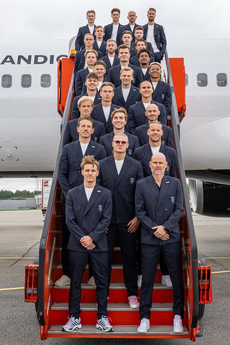Foto colorida de homens em escada de avião - Metrópoles