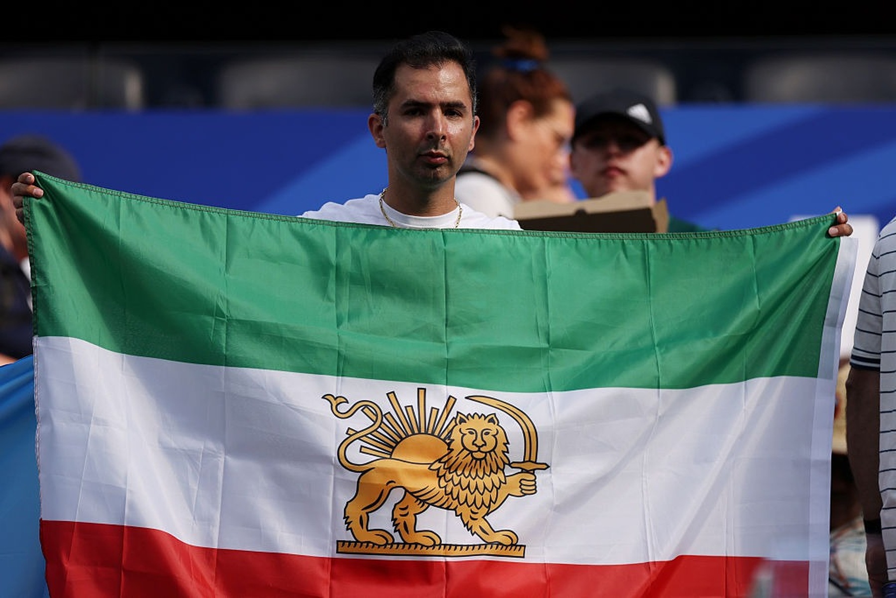 Imagem colorida mostra bandeira da monarquia do Irã - Metrópoles