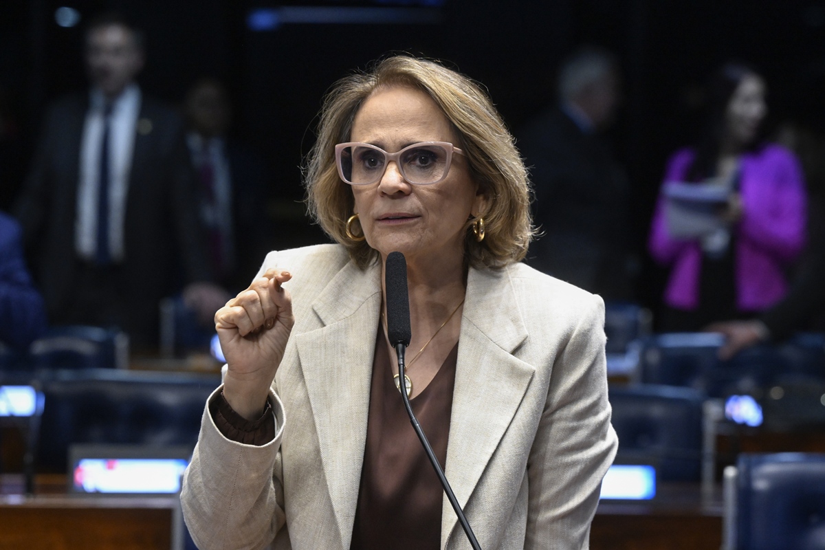 Damares ainda não decidiu se vai a evento de Flávio: “Orando”