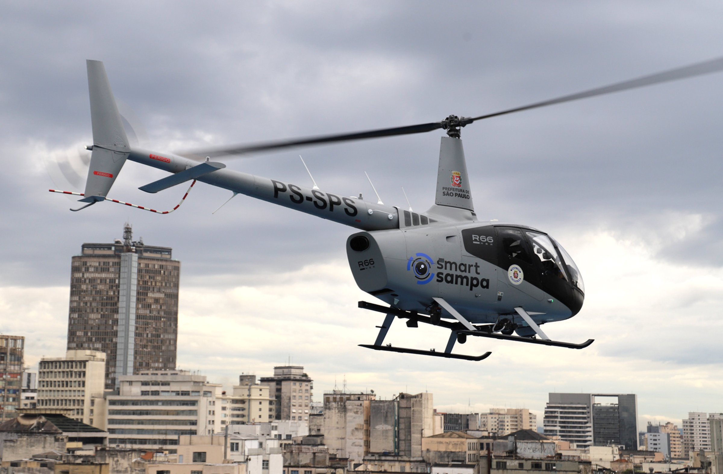Fotografia colorida mostrando helicóptero com câmera de monitoramento-Metrópoles