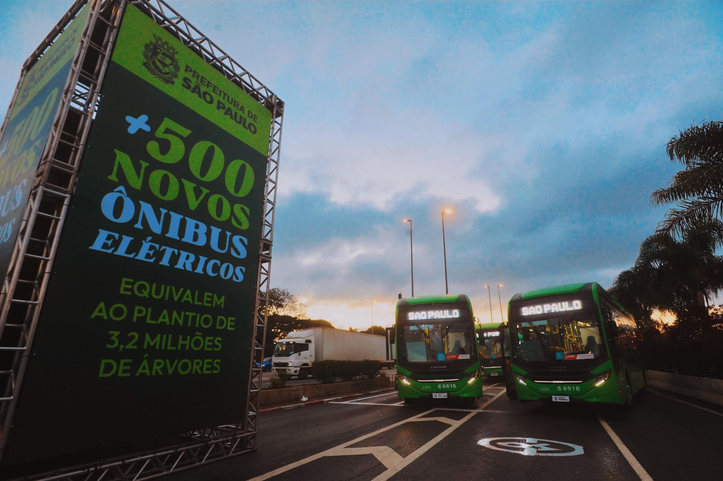 Fotografia colorida mostrando ônibus elétrico-Metrópoles