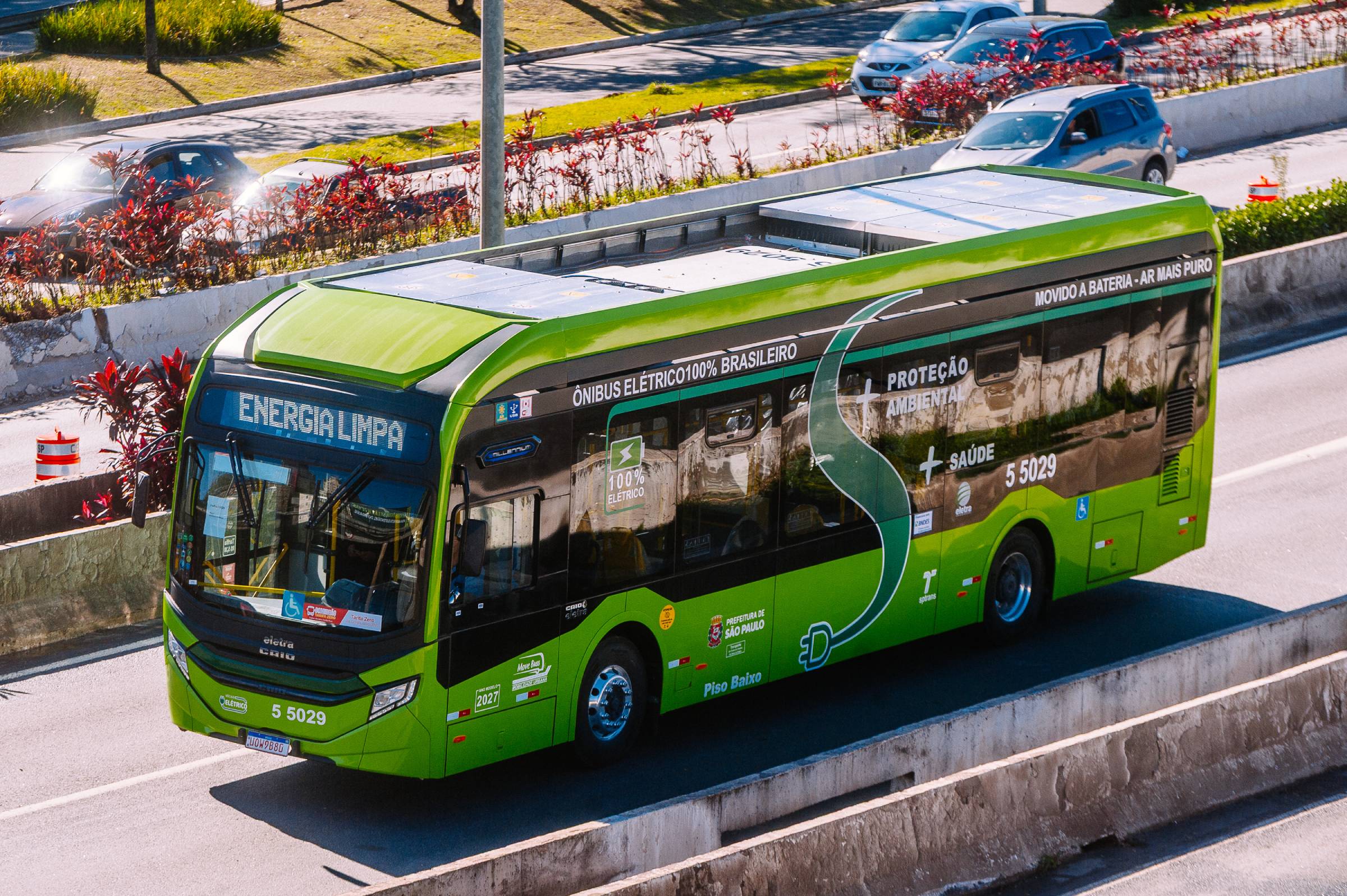 Fotografia colorida mostrando ônibus elétrico-Metrópoles