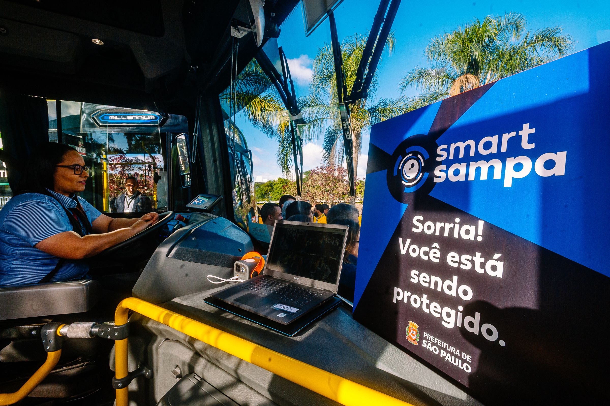 Fotografia colorida mostrando motorista de ônibus-Metrópoles