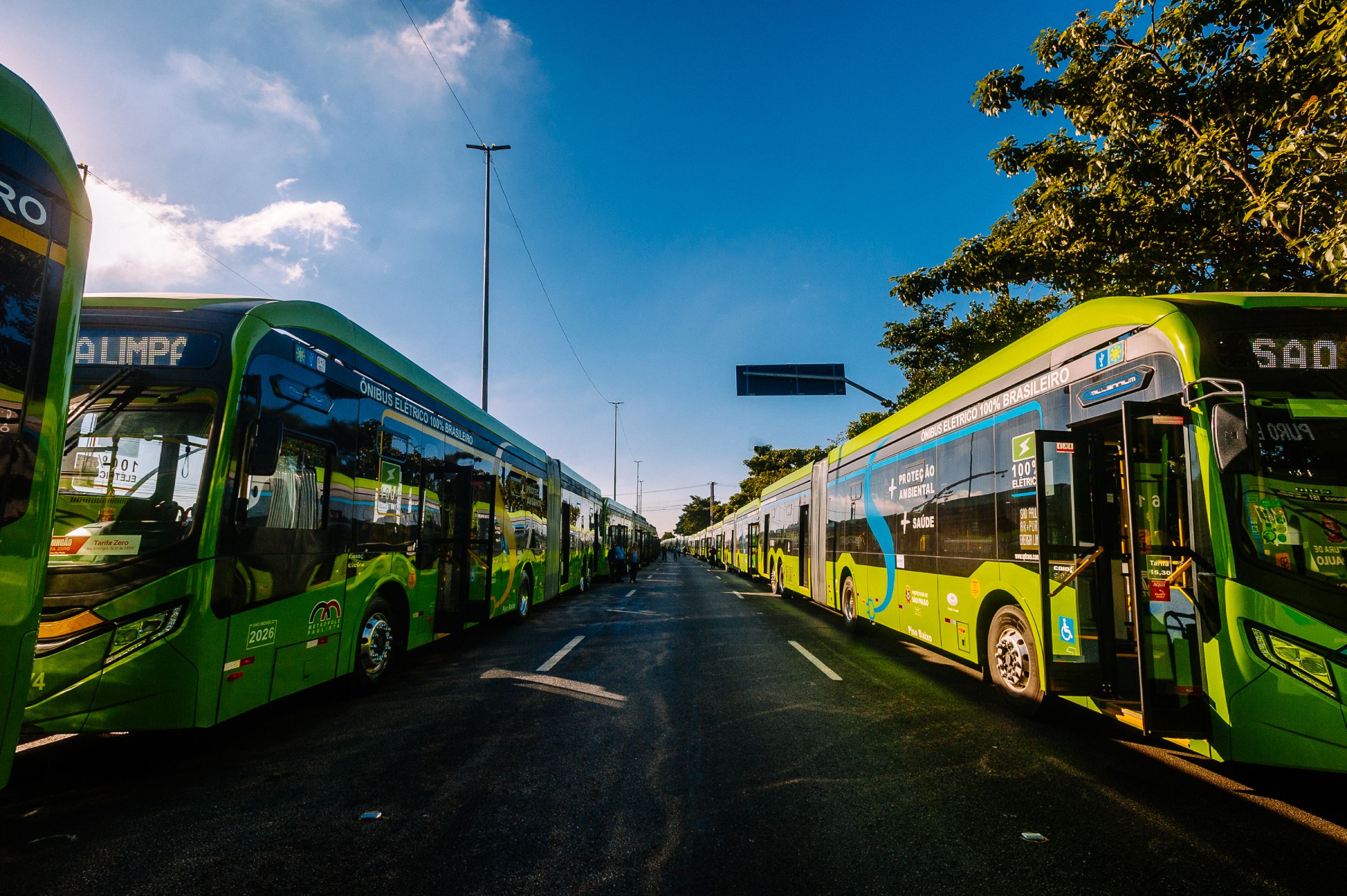 Fotografia colorida mostrando ônibus elétrico-Metrópoles