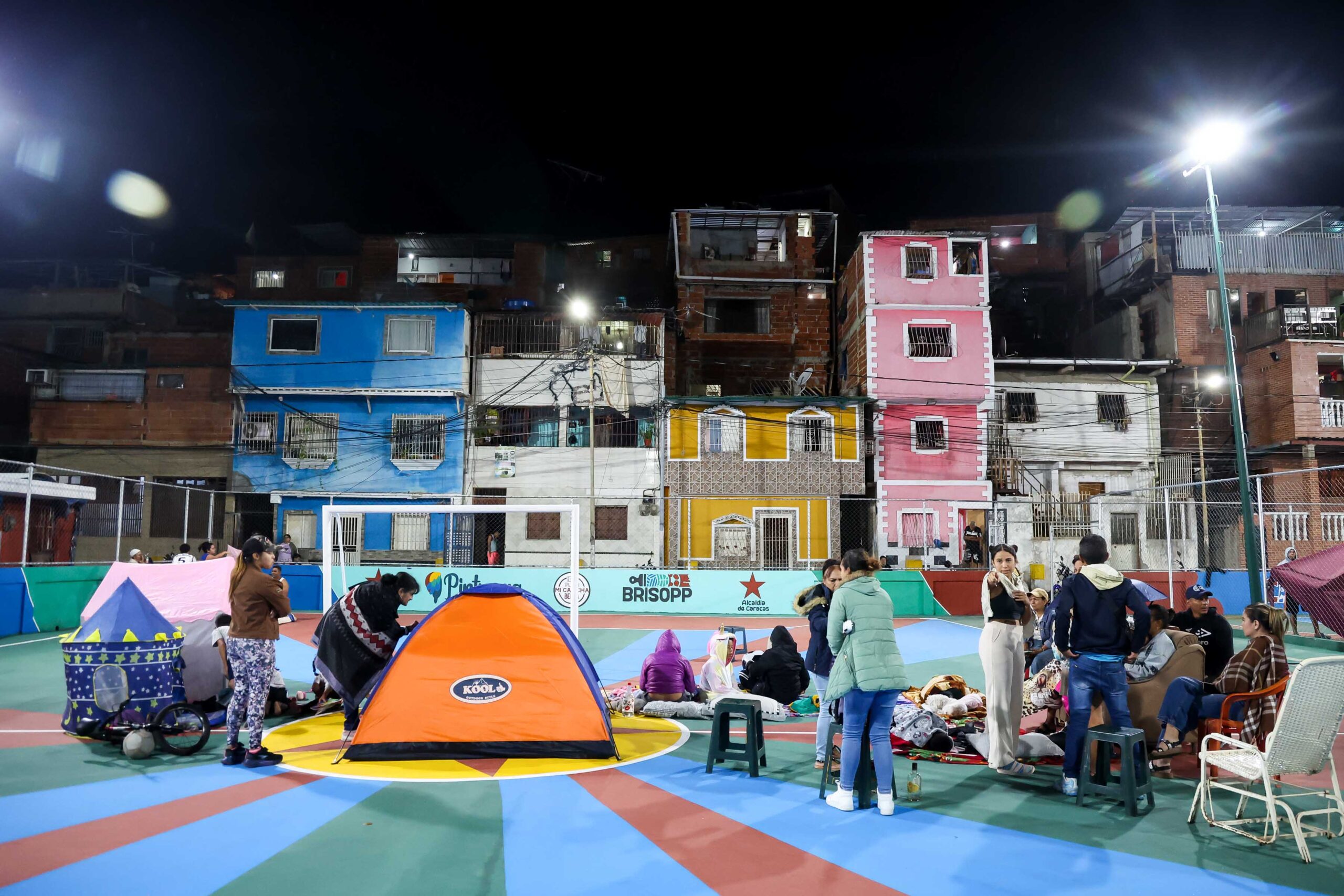 essoas afetadas montam barracas em um campo público para passar a noite após um terremoto de magnitude 7,2 atingir a Venezuela e outras regiões do Caribe
