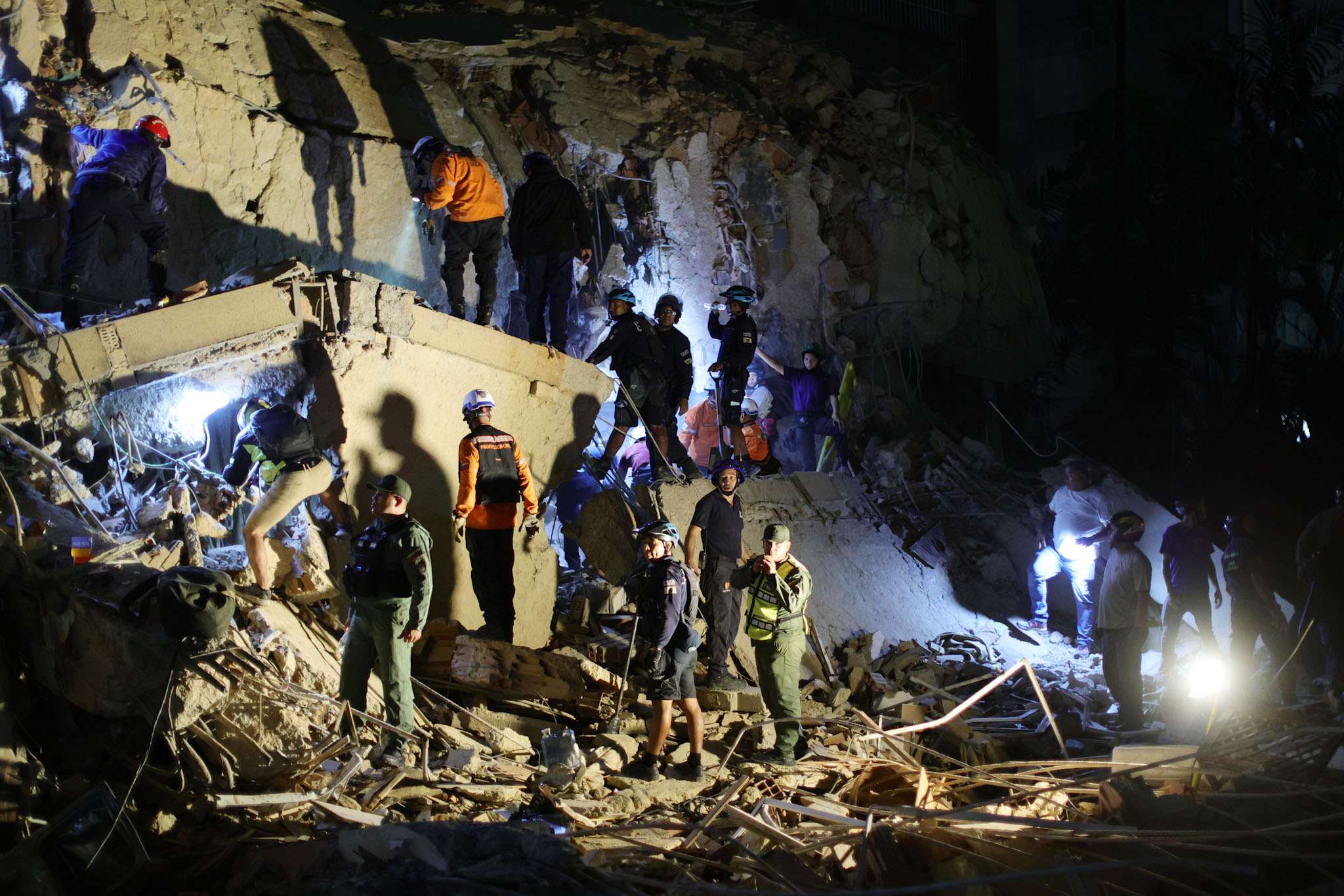 Proteção civil e moradores em abrigos