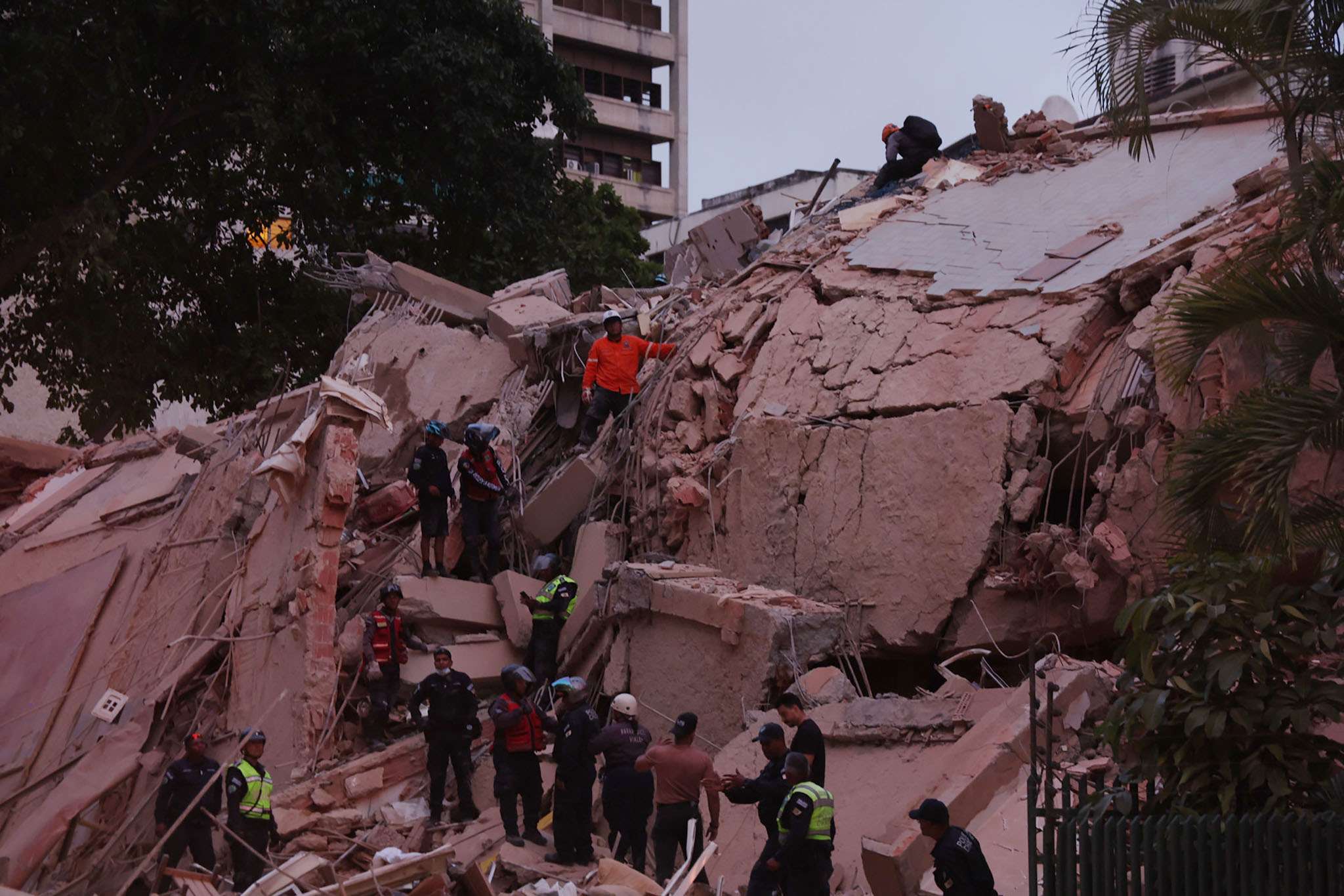 Cenário de destruição após terremotos na Venezuela