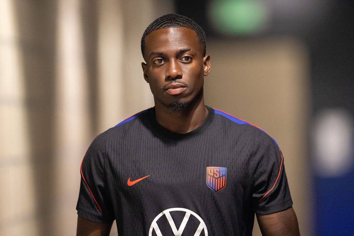 Foto colorida de homem com uniforme da Seleção dos Estados Unidos - Metrópoles
