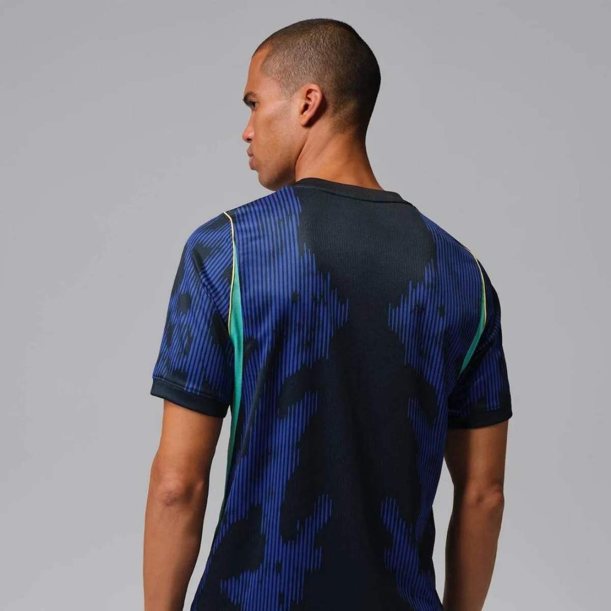 foto com cor. uniforme azul da seleção brasileira - metrópoles
