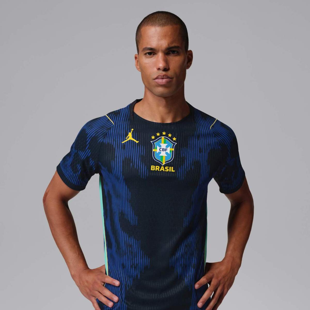 foto com cor. uniforme azul da seleção brasileira - metrópoles