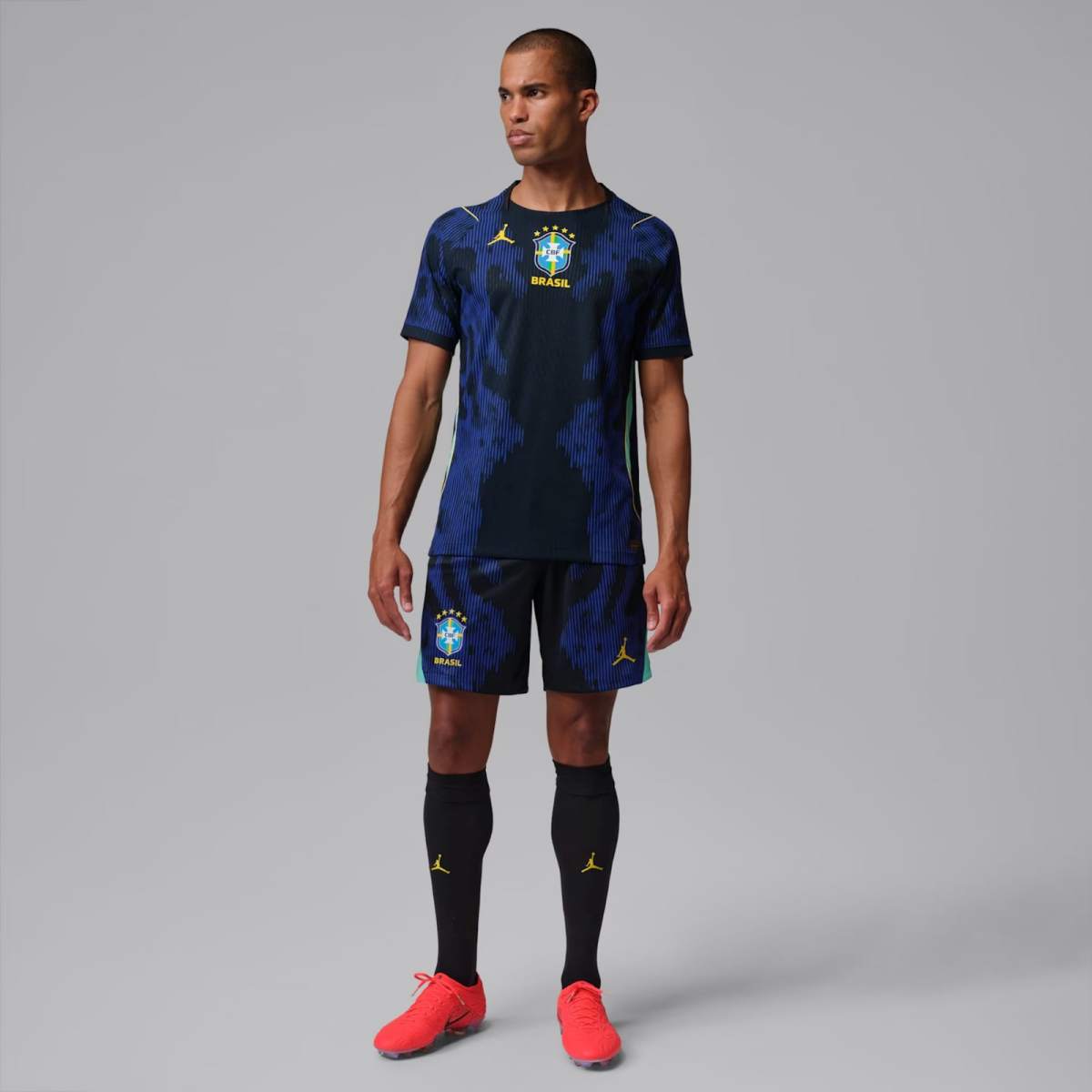 foto com cor. uniforme azul da seleção brasileira - metrópoles