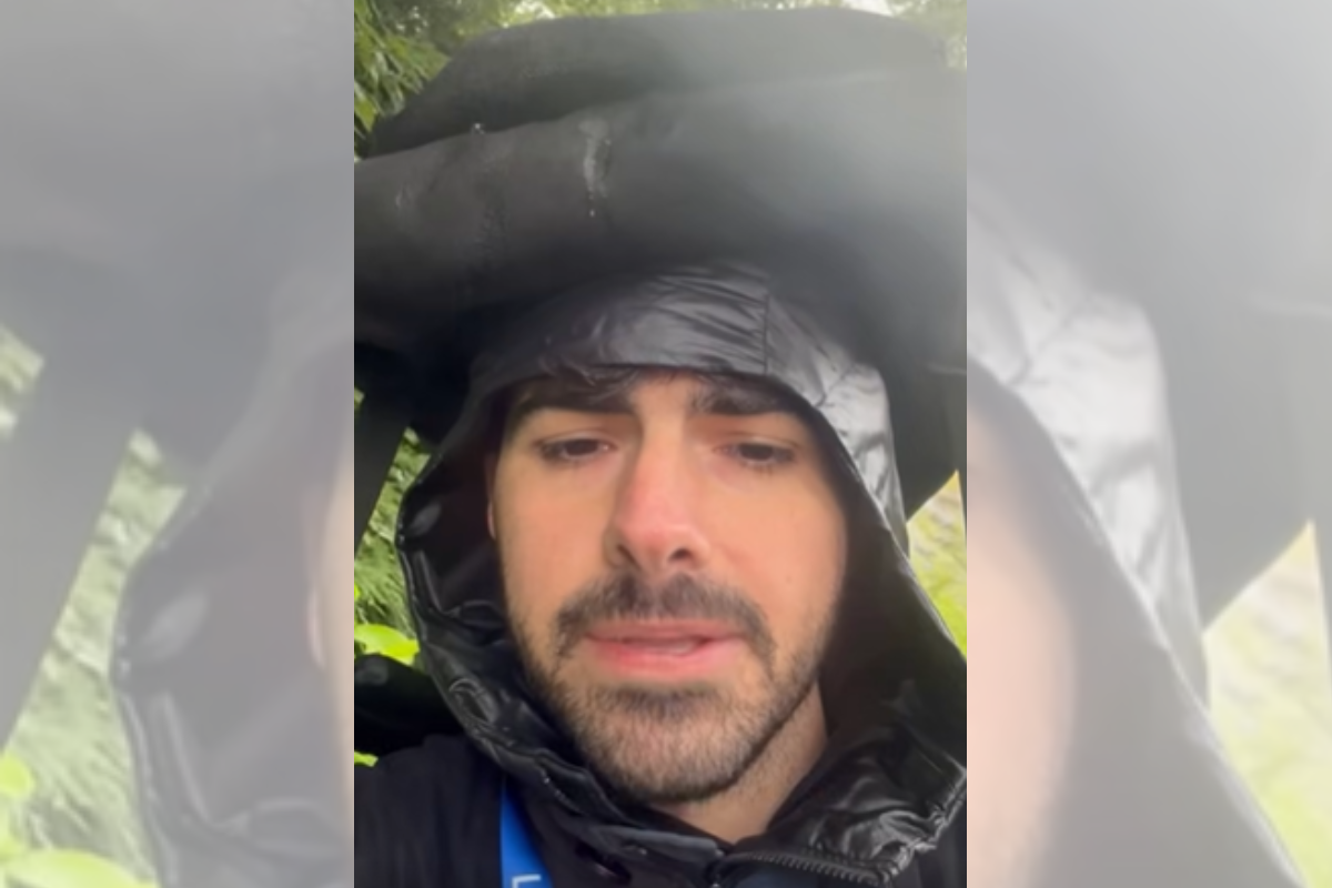 Homem se protegendo do urubu