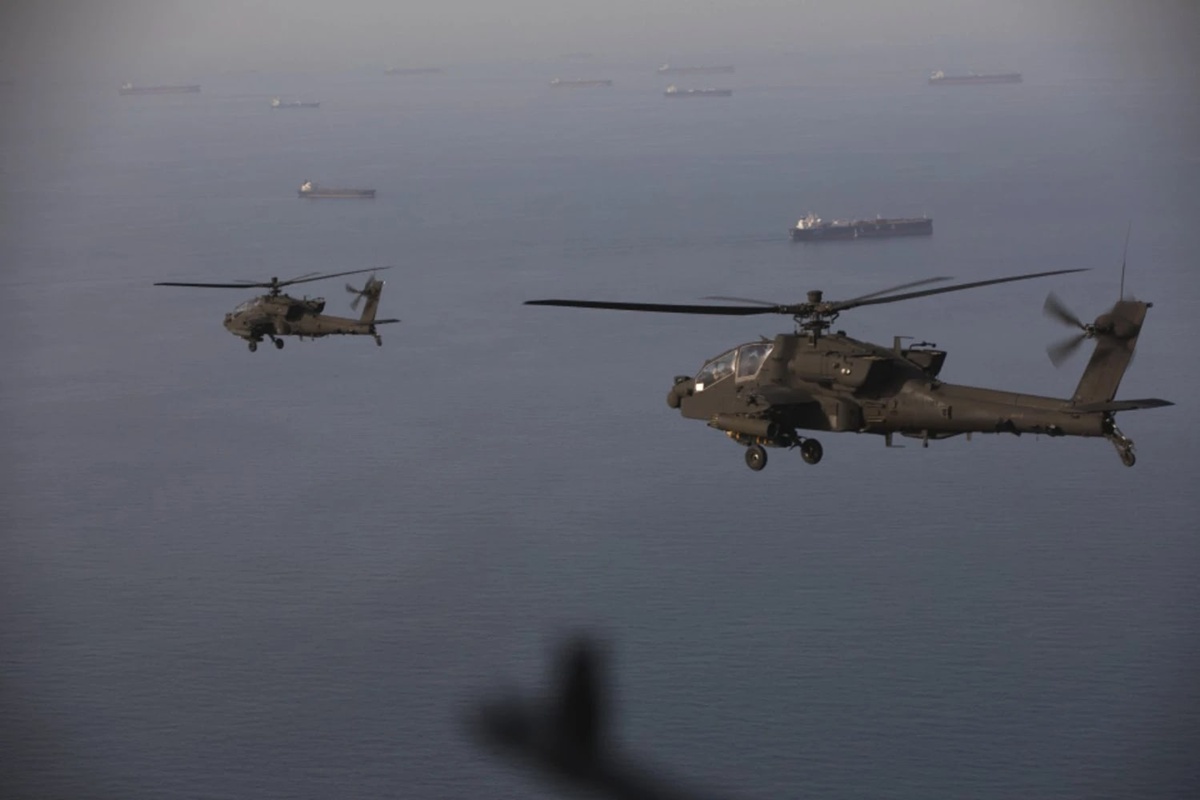 Helicópteros Ah-64 Apache sobre navios no Ormuz