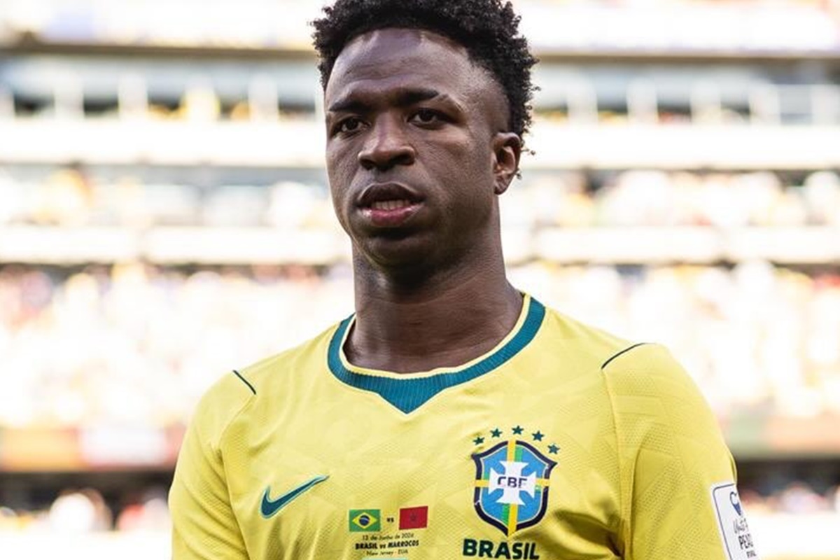 Vini Jr. chora ao ser surpreendido com mensagem da avó