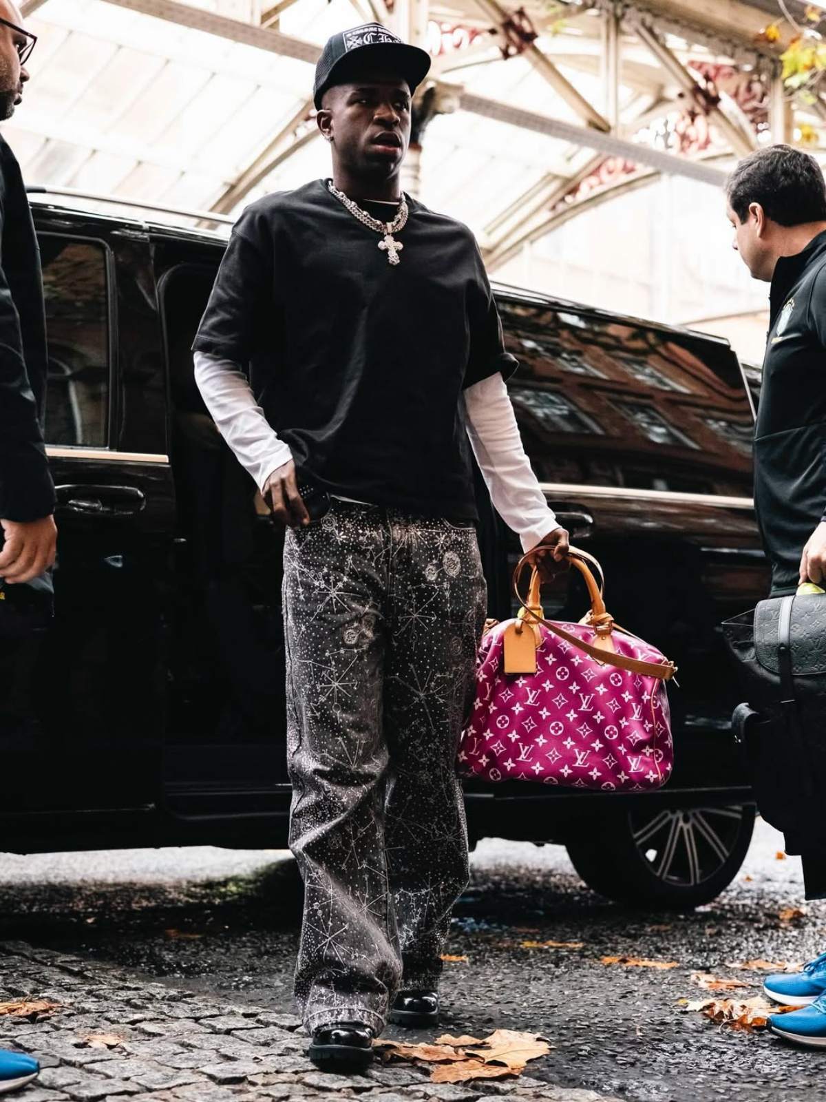 foto com cor. look de vinícius júnior - metrópoles