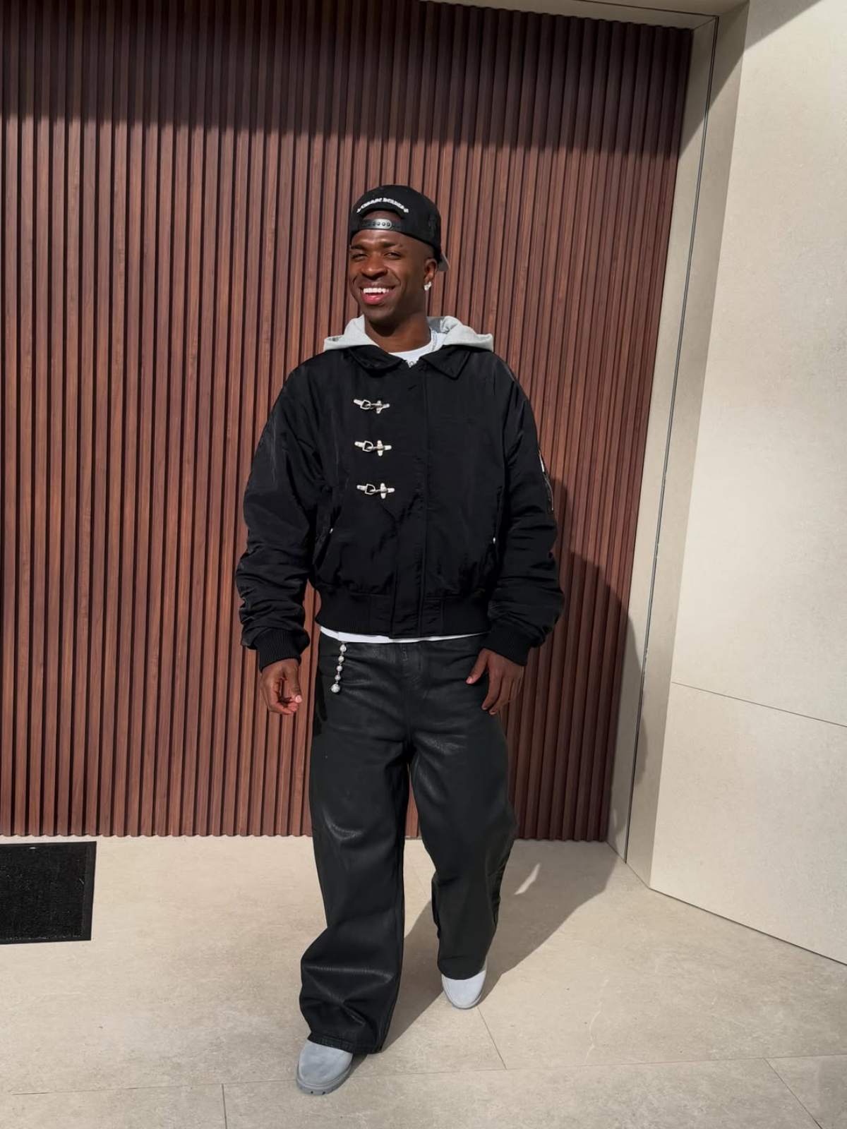 foto com cor. look de vinícius júnior - metrópoles