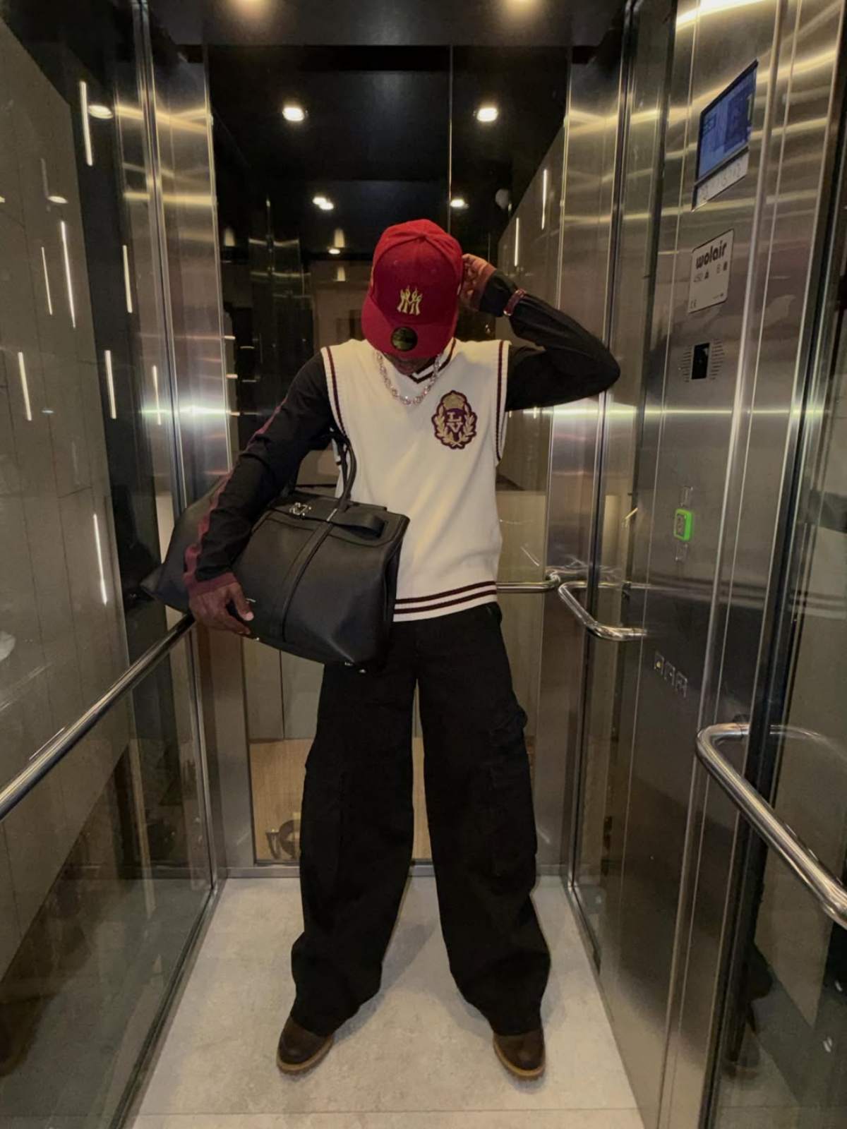 foto com cor. look de vinícius júnior - metrópoles