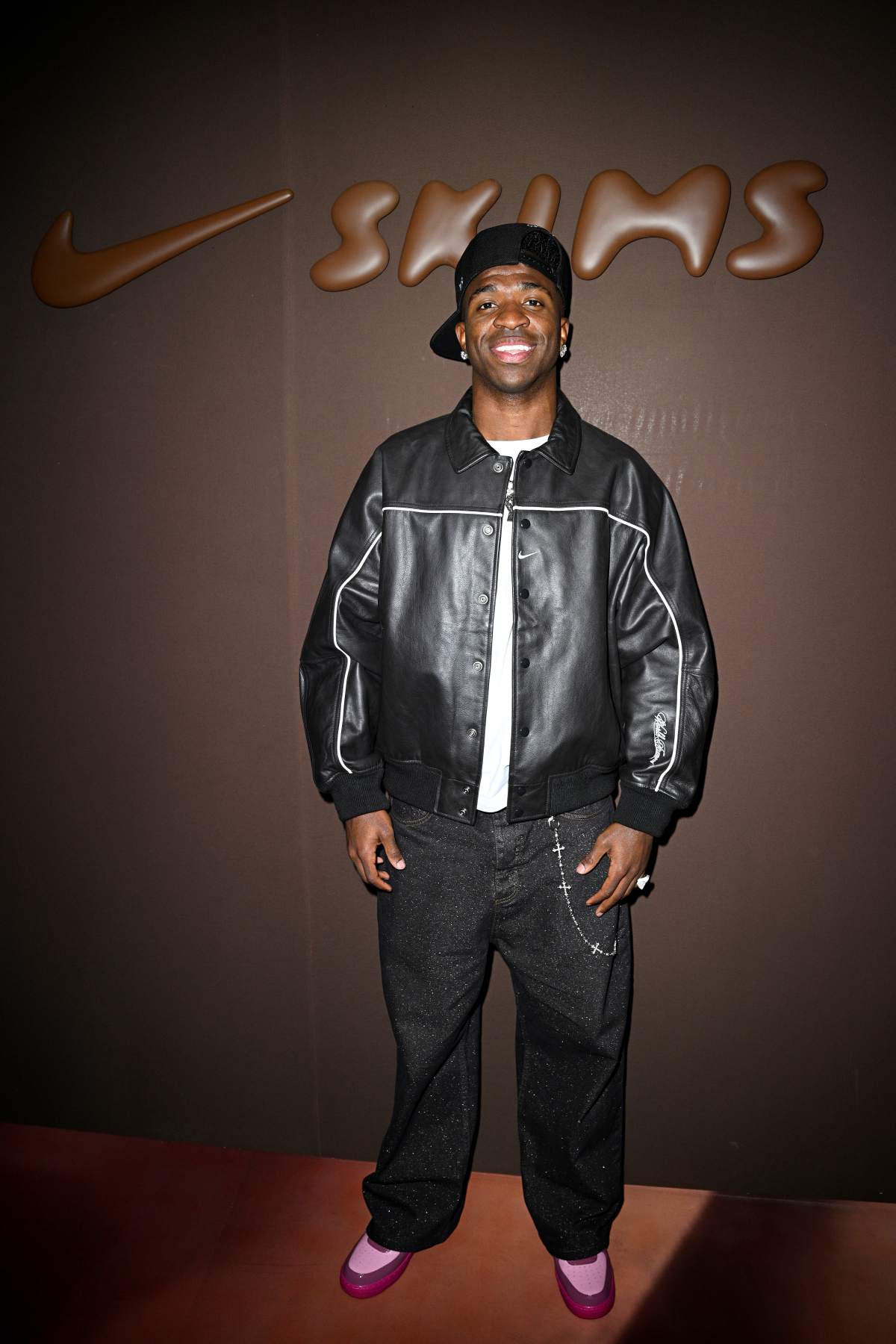 foto com cor. look de vinícius júnior - metrópoles