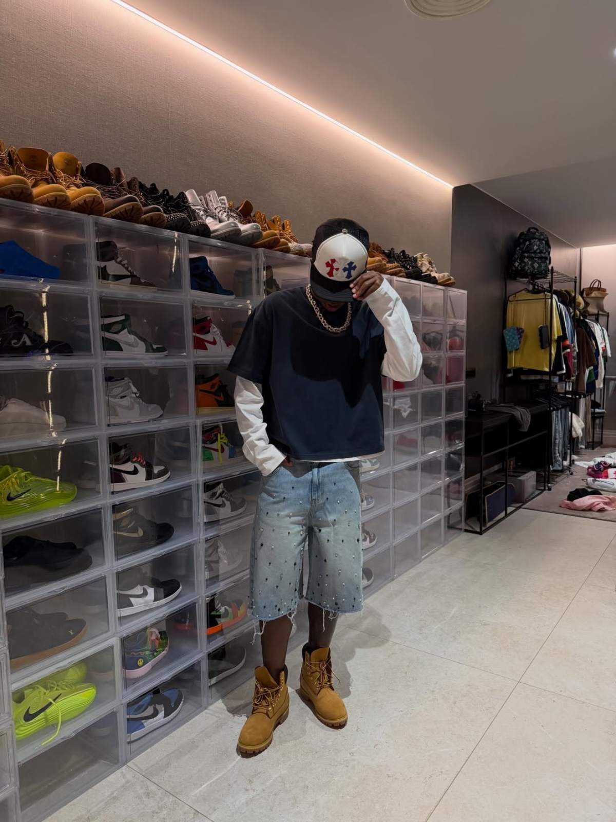 foto com cor. look de vinícius júnior - metrópoles