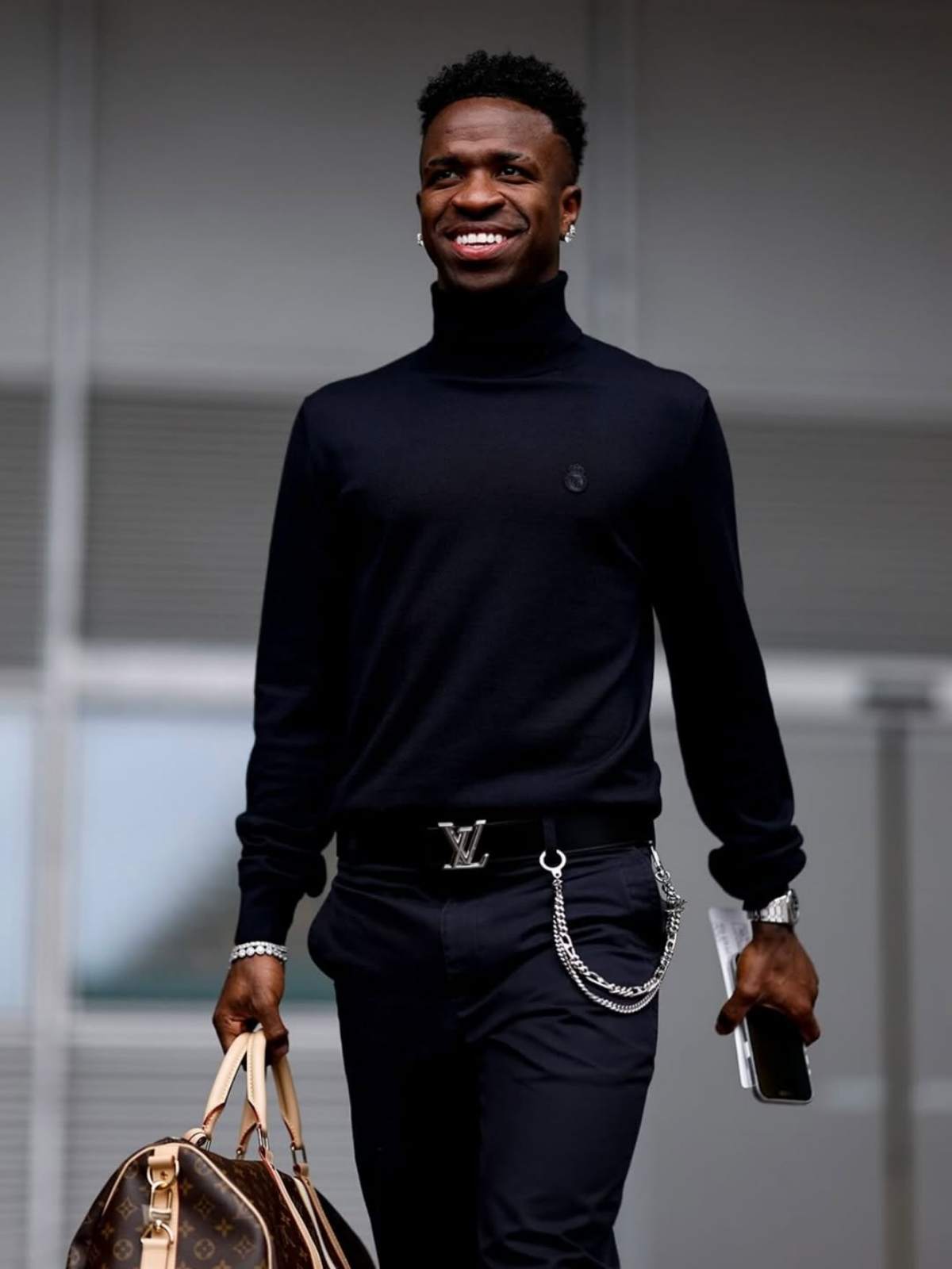 foto com cor. look de vinícius júnior - metrópoles