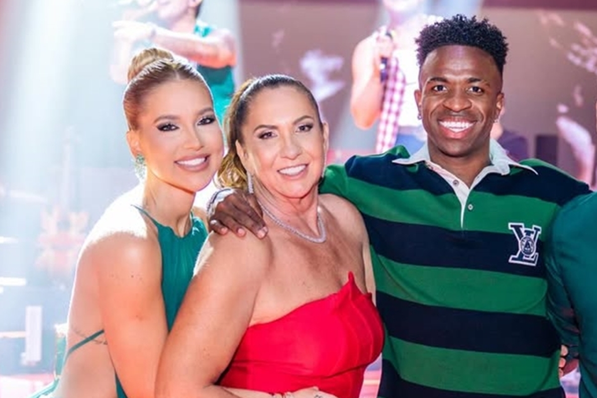 Vini Jr. surge com mãe de Virginia e ex dela em Goiânia